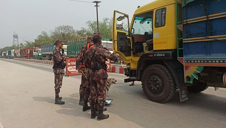 পঞ্চগড়ের বাংলাবান্ধা স্থলবন্দরসহ সীমান্ত এলাকায় জ্বালানি তেল পাচার রোধে বিজিবি টহল জোরদার