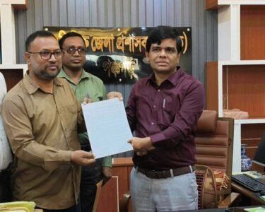 পঞ্চগড়ে ডিসির কাছে এমপিওভুক্তির দাবিতে নন এমপিও শিক্ষকদের স্মারকলিপি প্রদান