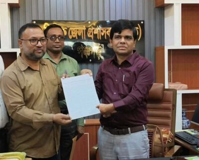 পঞ্চগড়ে ডিসির কাছে এমপিওভুক্তির দাবিতে নন এমপিও শিক্ষকদের স্মারকলিপি প্রদান