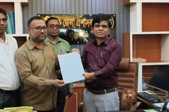 পঞ্চগড়ে ডিসির কাছে এমপিওভুক্তির দাবিতে নন এমপিও শিক্ষকদের স্মারকলিপি প্রদান