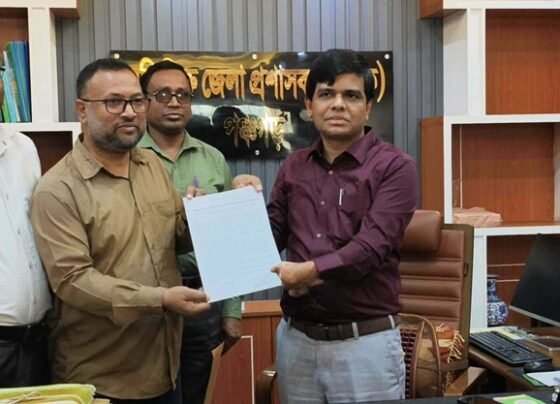 পঞ্চগড়ে ডিসির কাছে এমপিওভুক্তির দাবিতে নন এমপিও শিক্ষকদের স্মারকলিপি প্রদান