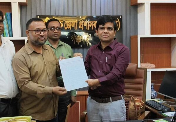 পঞ্চগড়ে ডিসির কাছে এমপিওভুক্তির দাবিতে নন এমপিও শিক্ষকদের স্মারকলিপি প্রদান