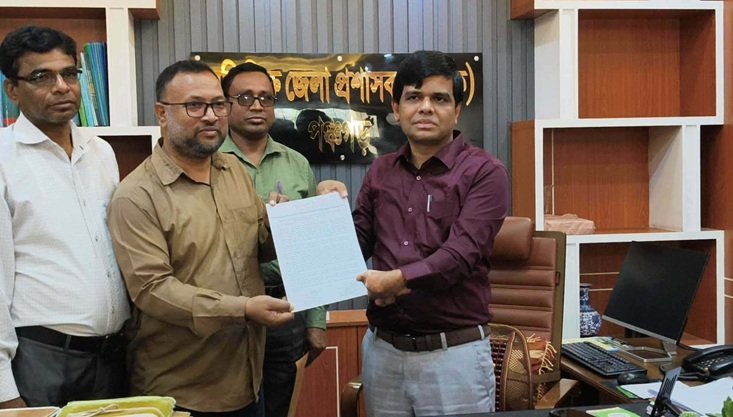 পঞ্চগড়ে ডিসির কাছে এমপিওভুক্তির দাবিতে নন এমপিও শিক্ষকদের স্মারকলিপি প্রদান