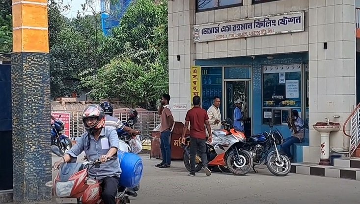 ব্রাহ্মণবাড়িয়ায় পেট্রোল-অকটেন সংকট, স্বাভাবিক ডিজেল ও গ্যাস—বিপাকে মোটরসাইকেল চালক, অলস সময় পার করছেন পাম্প শ্রমিকরা