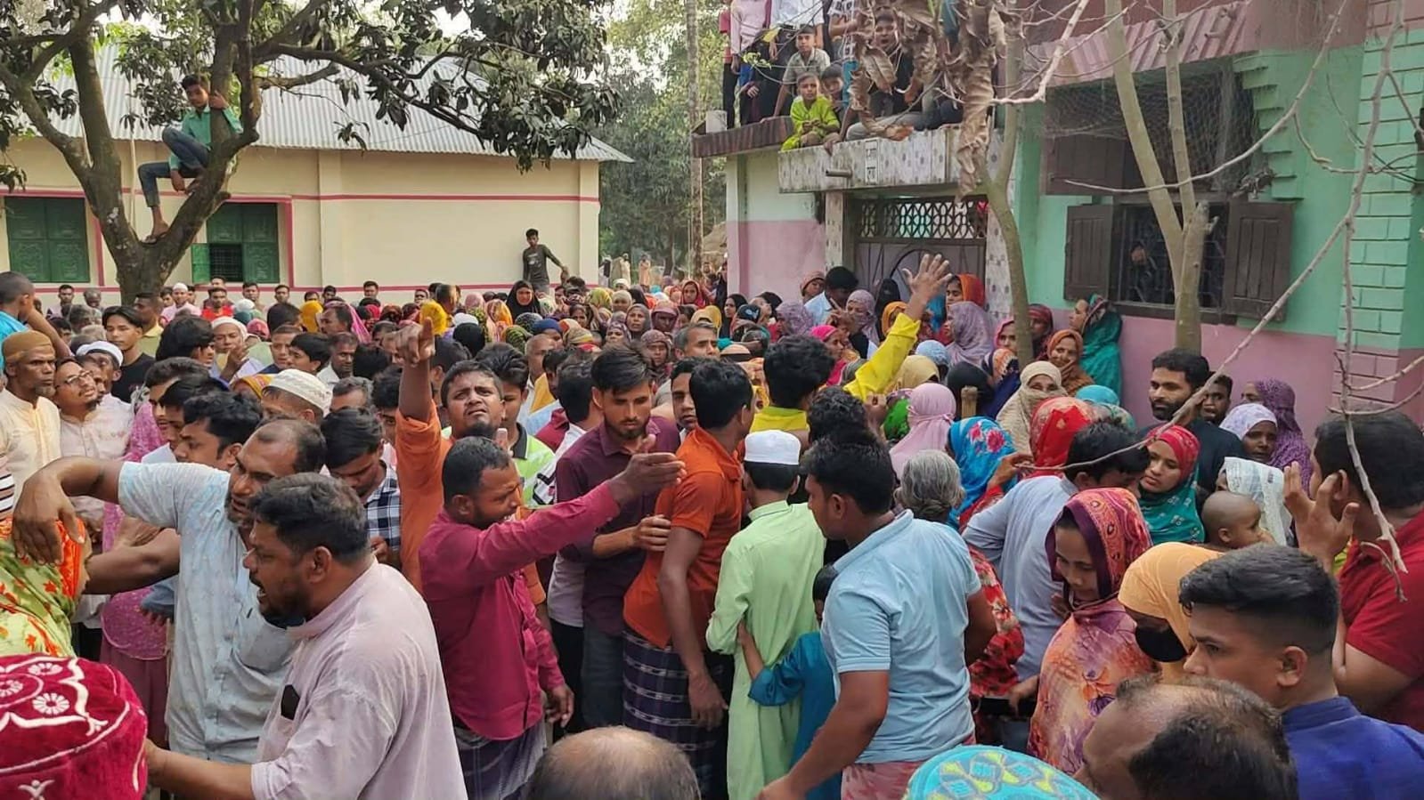 স্বপ্ন নিয়ে গেল প্রবাসে, ফিরল লাশ হয়ে- শেষযাত্রায় হাজারো মানুষের অশ্রুস্রোত