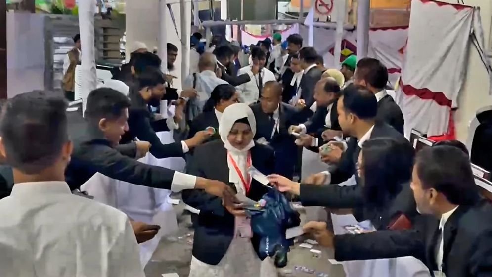 ঢাকা বার নির্বাচন: দ্বিতীয় দিনের ভোটগ্রহণে বাড়ছে অংশগ্রহণ