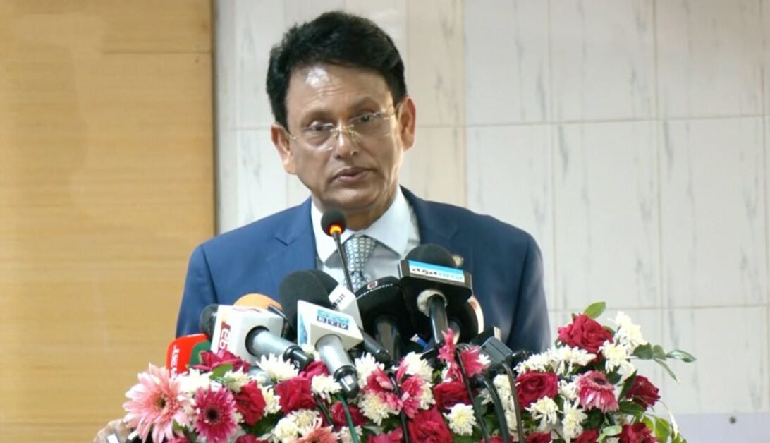 তরুণদের আচরণ নিয়ে উদ্বেগ, সামাজিক মাধ্যমে অশালীনতার সমালোচনা শিক্ষামন্ত্রীর