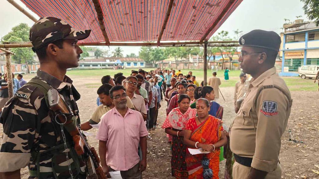 উত্তেজনার মধ্যেই পশ্চিমবঙ্গে শুরু প্রথম দফার ভোটগ্রহণ