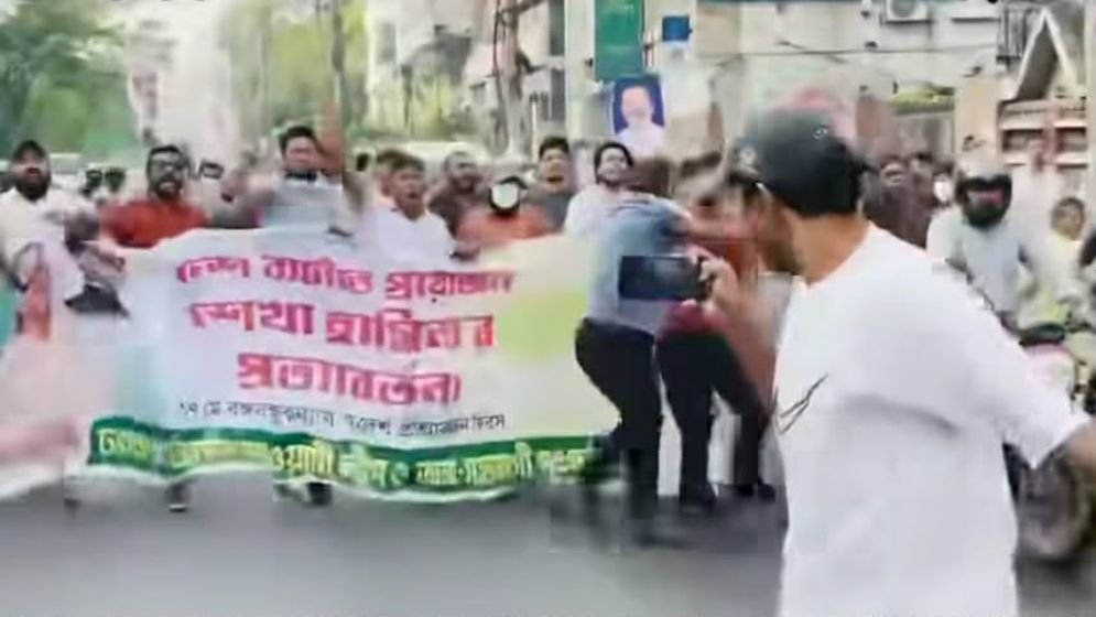 রাজধানীর আসাদগেটে হঠাৎ মিছিল, এলাকায় চাঞ্চল্য