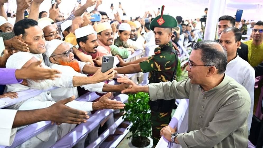 জাতীয় ঈদগাহে ঈদের নামাজ আদায় শেষে সাধারণ মুসল্লিদের সঙ্গে প্রধানমন্ত্রী তারেক রহমানের কুশল বিনিময়