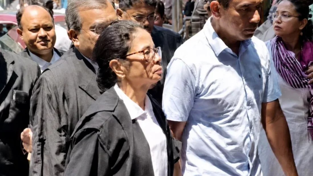 আইনজীবীর পোশাকে হাইকোর্টে মমতা, ভোট-পরবর্তী সহিংসতা নিয়ে সরব সাবেক মুখ্যমন্ত্রী