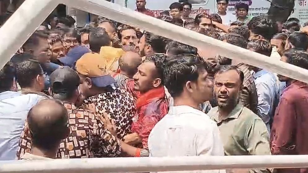 ছাগলের হাটের নিয়ন্ত্রণ নিয়ে মোহাম্মদপুরে বিএনপির অঙ্গসংগঠনের সংঘর্ষ
