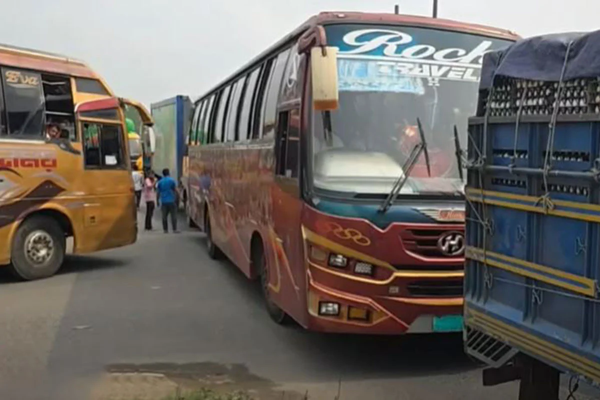 যমুনা সেতু এলাকায় দুর্ঘটনার পর তীব্র যানজট, ভোগান্তিতে যাত্রীরা
