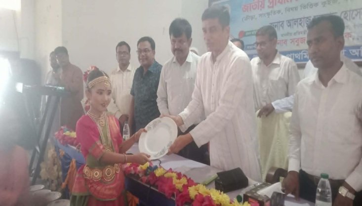 দেবীগঞ্জে পানি সম্পদ প্রতিমন্ত্রীর নিকট থেকে পুরস্কার নিলেন খুদে শিক্ষার্থীরা