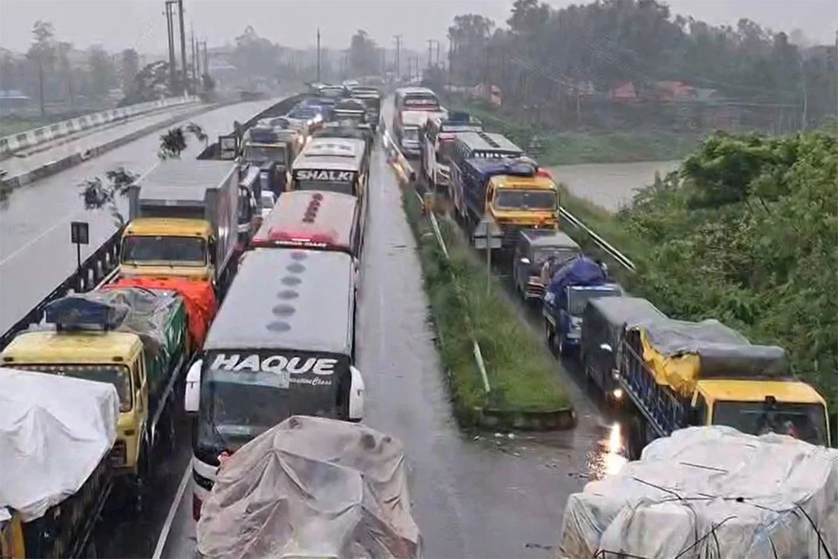 ঢাকা-টাঙ্গাইল মহাসড়কে তীব্র যানজট: ৪০ কিলোমিটার জুড়ে ভোগান্তি, ঘরমুখো মানুষের দুর্ভোগ চরমে