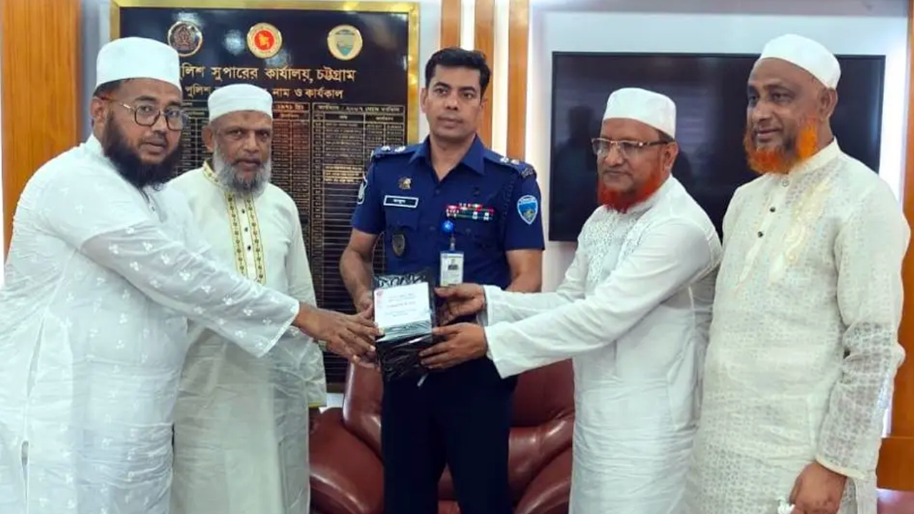 নবাগত এসপি মাসুদের সঙ্গে সৌজন্য সাক্ষাৎ, বই উপহার দিল জামায়াত নেতারা