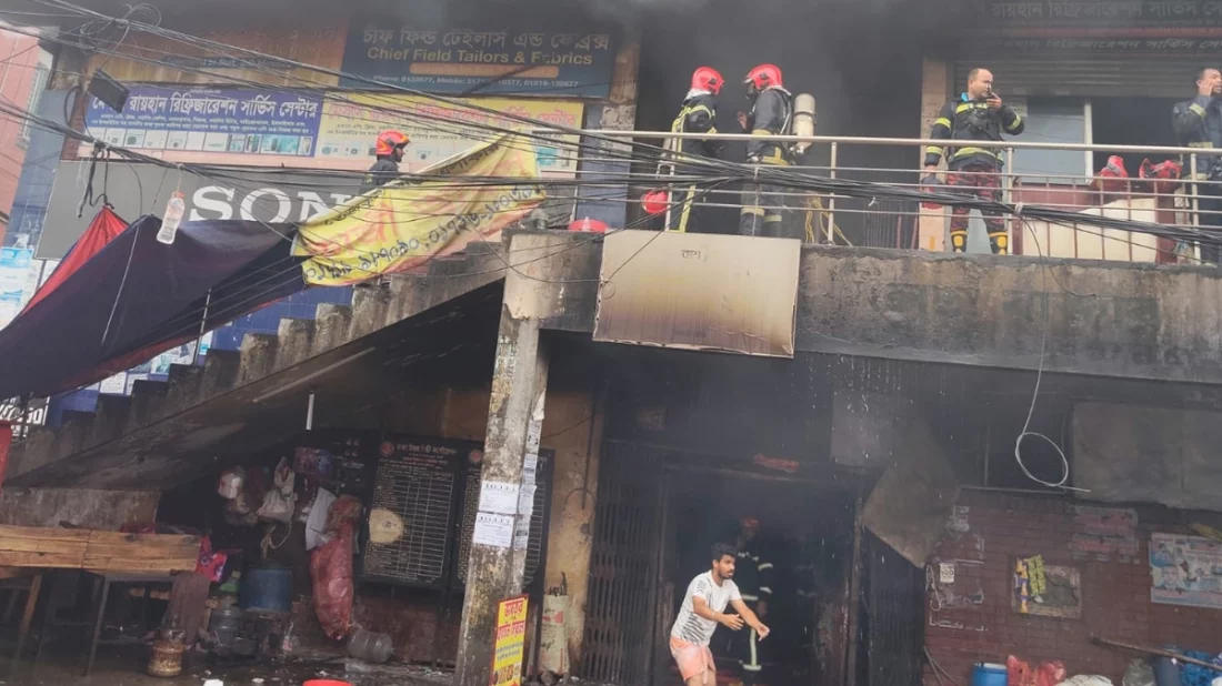 বিজয় সরণির কলমিলতা বাজারের আগুন নিয়ন্ত্রণে
