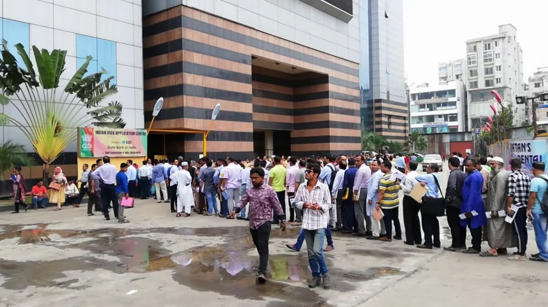 দীর্ঘ প্রতীক্ষার অবসান: দীর্ঘ লাইনে দাঁড়িয়ে ভারতীয় পর্যটন ভিসার আবেদন শুরু