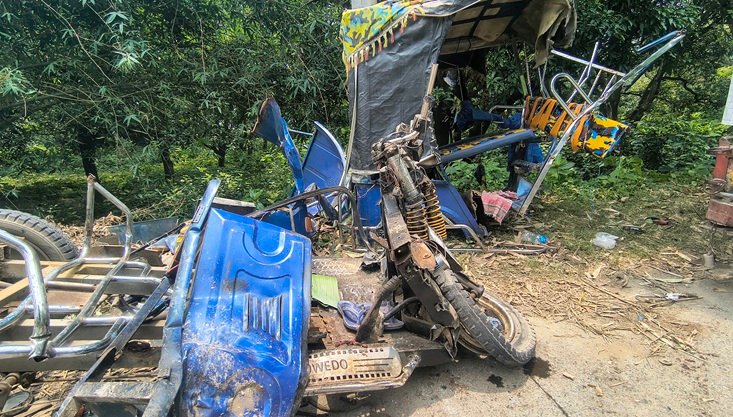 মেহেরপুরে ট্রাকের ধাক্কায় ইজিবাইক চূর্ণ: নারী-শিশুসহ আহত – ৪