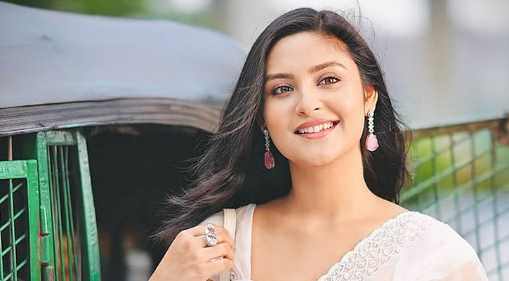 গুঞ্জন নয় এবার সত্যি! ফেসবুক স্ট্যাটাস বদলে বাগদানের ইঙ্গিত অভিনেত্রী নীহার