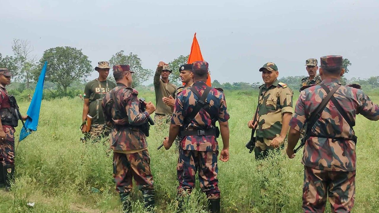 বিএসএফের অনুপ্রবেশের চেষ্টা রুখে দিল বিজিবি: নওগাঁ সীমান্তে শূন্যরেখায় ৯ জন