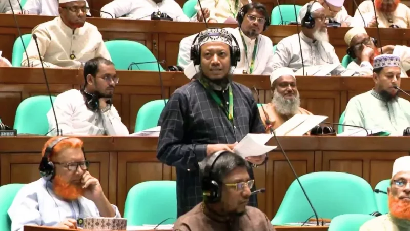সিগারেটে বাড়তি ৮০ পয়সা নিচ্ছেন দোকানিরা, ৫ হাজার কোটি টাকার রাজস্ব ক্ষতির দাবি এমপি আমির হামজার