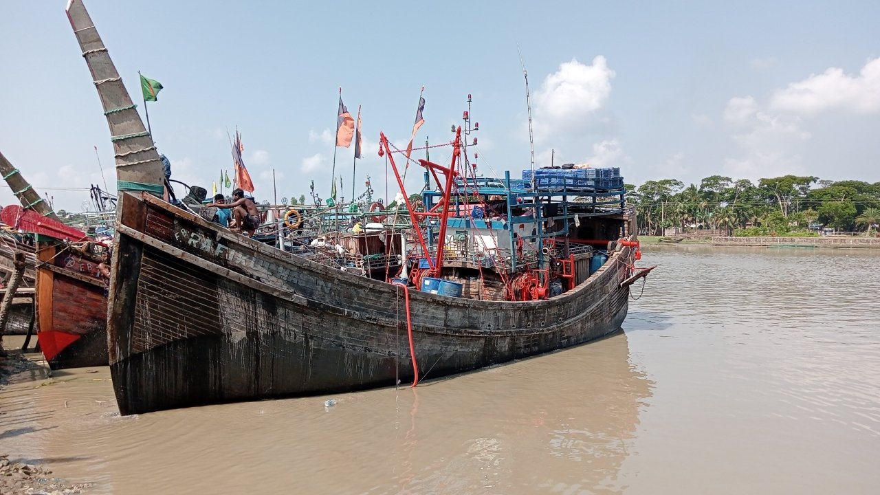 ৫৮ দিনের নিষেধাজ্ঞা শেষ হচ্ছে মধ্যরাতে, গভীর সমুদ্রে ইলিশ শিকারে নামছেন উপকূলের জেলেরা