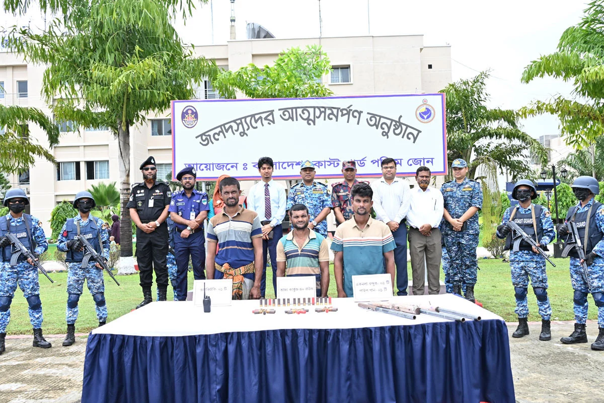 সুন্দরবনে দস্যুদের আত্মসমর্পণের ধারাবাহিকতা: অস্ত্রসহ কোস্ট গার্ডের কাছে ধরা দিল ‘বড় জাহাঙ্গীর বাহিনীর’ ৩ সদস্য
