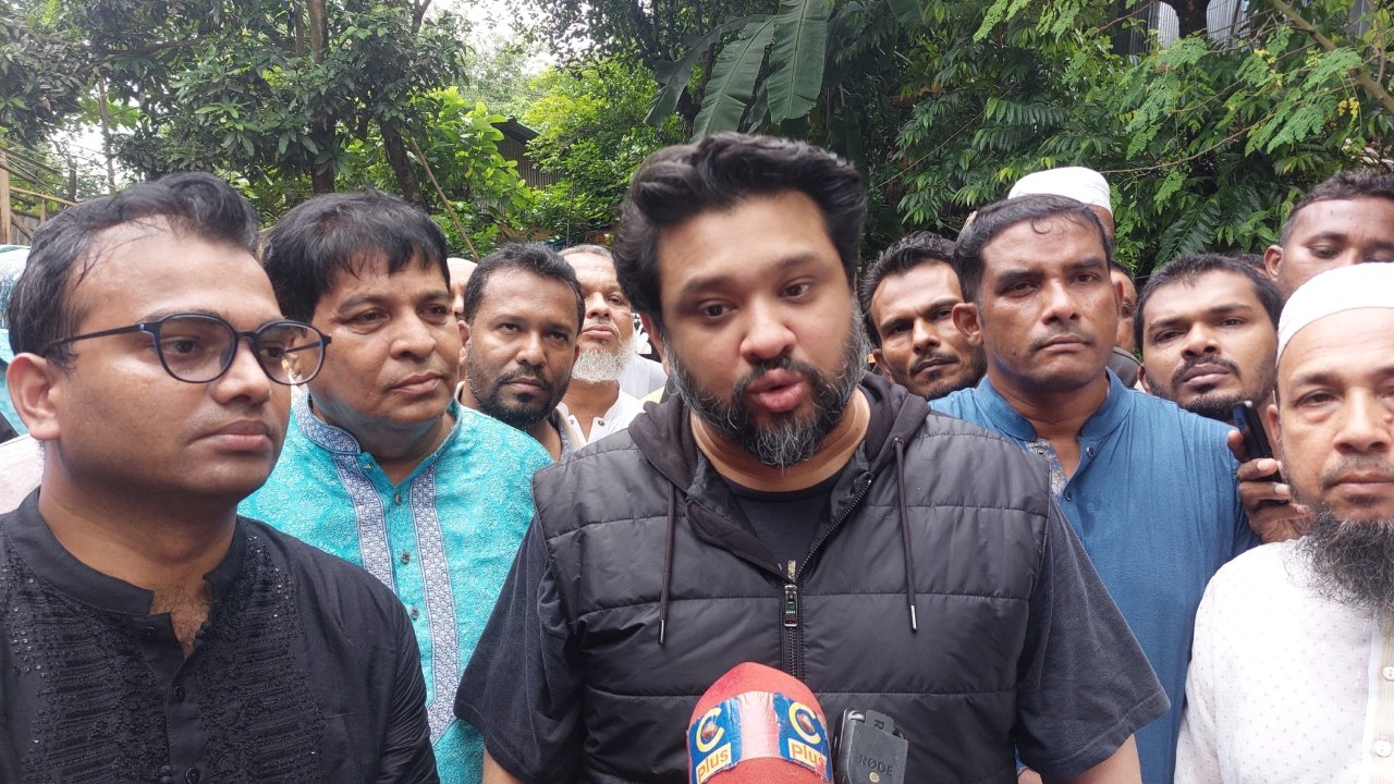 রাঙ্গুনিয়ায় ক্ষতিগ্রস্তদের ত্রাণ দিয়ে অবৈধ পাহাড় কাটা বন্ধের কড়া হুঁশিয়ারি সাংসদ হুমাম কাদেরের