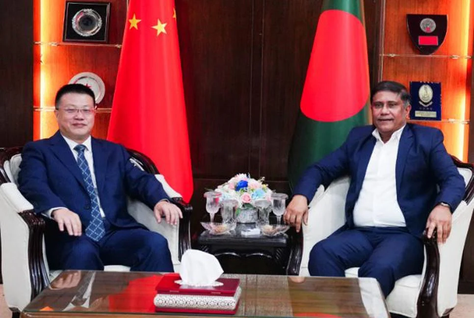 বাংলাদেশ-চীন প্রতিরক্ষা সম্পর্ক ও সাইবার নিরাপত্তায় জোর: সামরিক উপদেষ্টার সাথে চীনা রাষ্ট্রদূতের বৈঠক