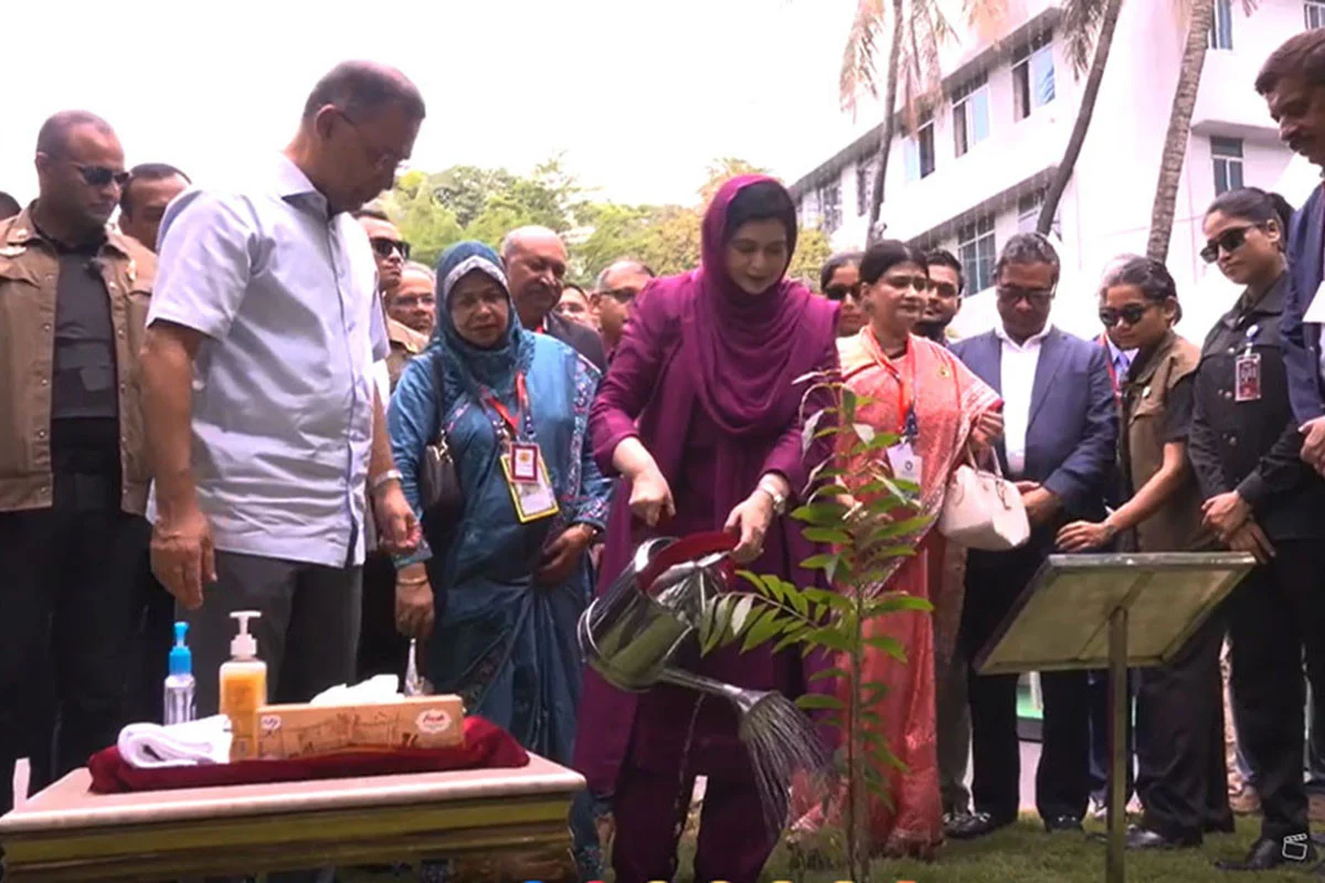 ঢাকা মেডিকেলের ৮১তম প্রতিষ্ঠাবার্ষিকীতে সস্ত্রীক প্রধানমন্ত্রী তারেক রহমান: করলেন বৃক্ষরোপণ ও ভিত্তিপ্রস্তর স্থাপন