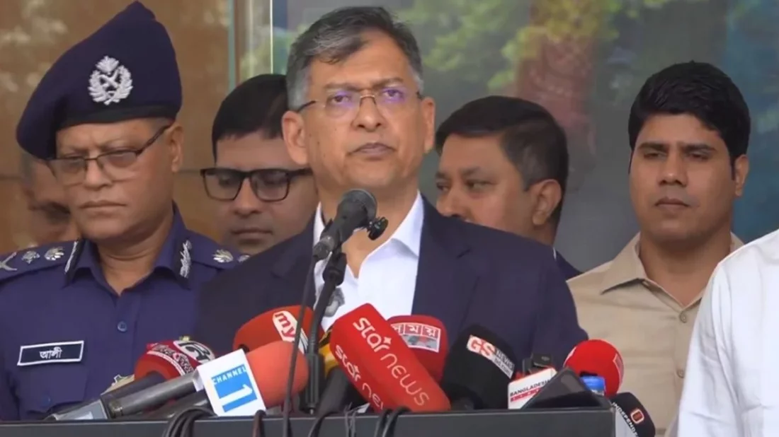 লুণ্ঠিত অস্ত্র উদ্ধারে বিশেষ ইউনিট গঠন, ভারী অস্ত্রের সন্ধান দিলে ২ লাখ টাকা পুরস্কারের ঘোষণা স্বরাষ্ট্রমন্ত্রীর