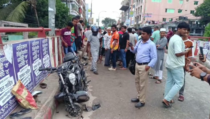 ব্রাহ্মণবাড়িয়া ফ্লাইওভারে যানবাহনের ত্রিমুখী সংঘর্ষে আহত ৬