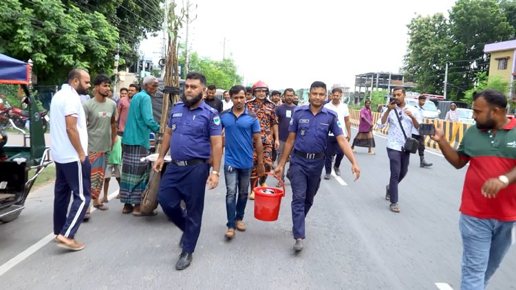 বোমা আতঙ্কে মেহেরপুর: বৈদ্যুতিক তারে ঝোলানো সাউন্ডবক্সে বাজছিল বঙ্গবন্ধুর ভাষণ