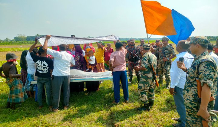 মুজিবনগর সীমান্তের শূন্যরেখায় শেষবার মায়ের মুখ দেখলো মেয়ে
