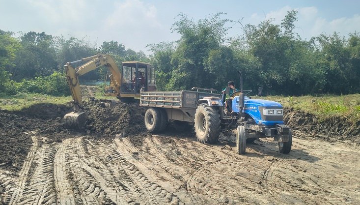 মেয়াদোত্তীর্ণ দরপত্রে অবৈধভাবে চলছে কাজলা নদীর মাটি বিক্রি