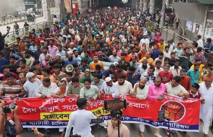 বিদ্যুৎসংযোগ বিচ্ছিন্ন ও জরিমানার প্রতিবাদে প্রেস ক্লাবের সামনে অটোরিকশাচালকদের বিক্ষোভ