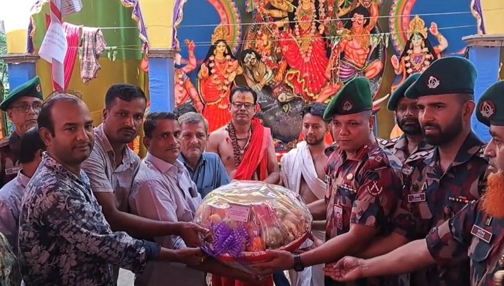 দুর্গাপূজার নিরাপত্তায় ব্রাহ্মণবাড়িয়ায় ৬০ বিজিবির অধিনায়কের পূজামণ্ডপ পরিদর্শন